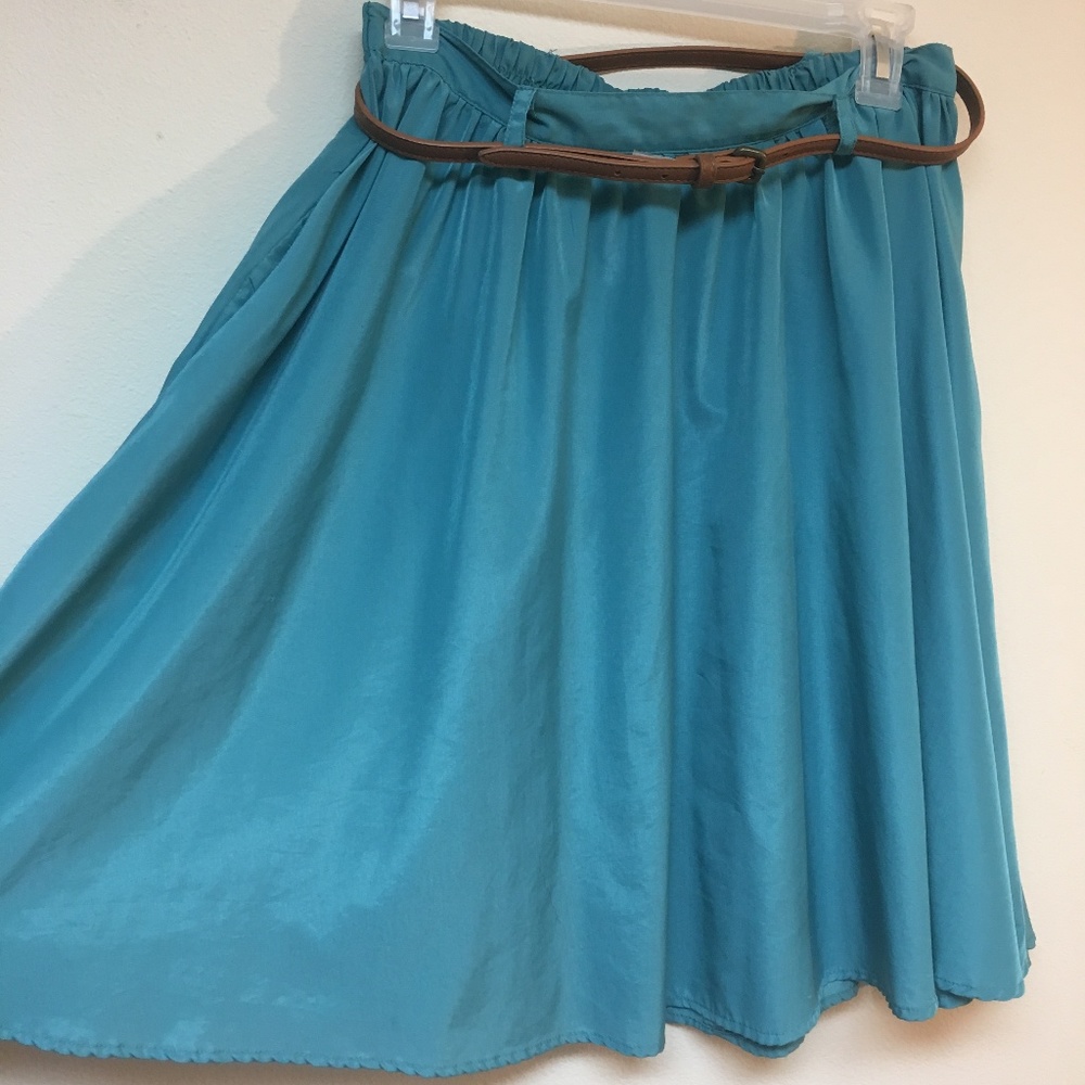 Flowy skirt with pockets and belt